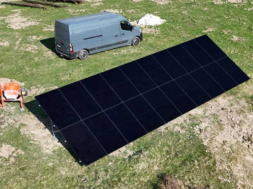 Widok z góry na instalację fotowoltaiczną podczas montażu